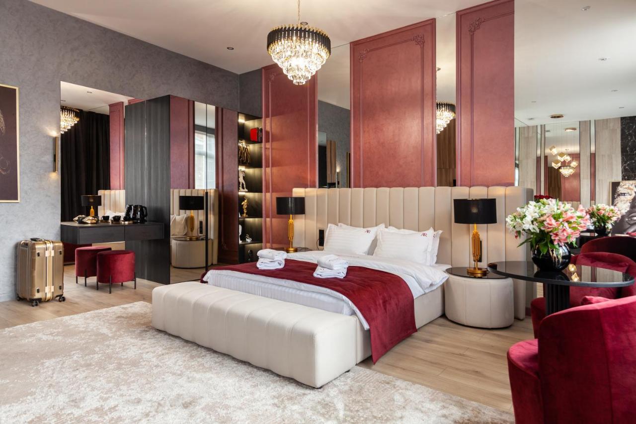 Aristo Jacuzzi Hotel Lviv Bagian luar foto