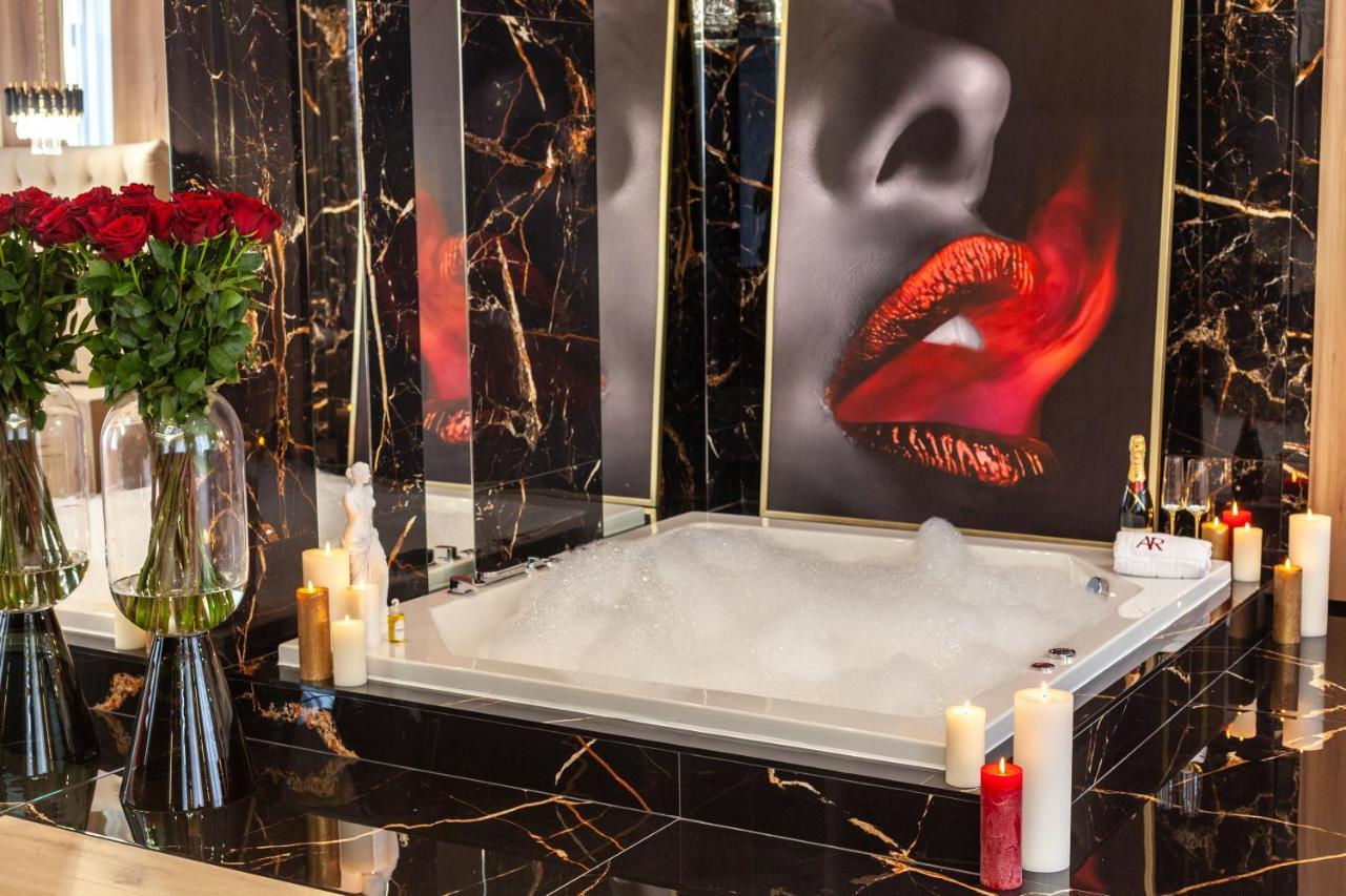 Aristo Jacuzzi Hotel Lviv Bagian luar foto