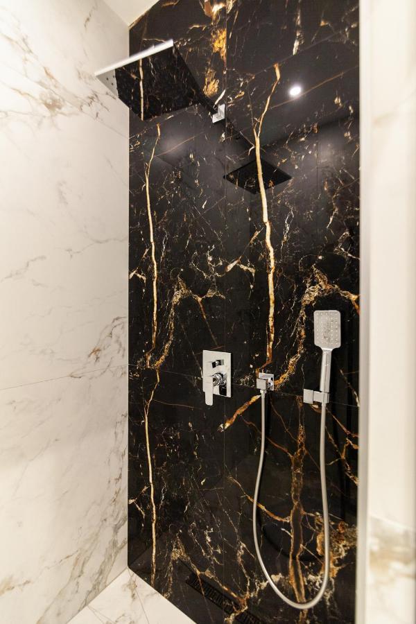 Aristo Jacuzzi Hotel Lviv Bagian luar foto