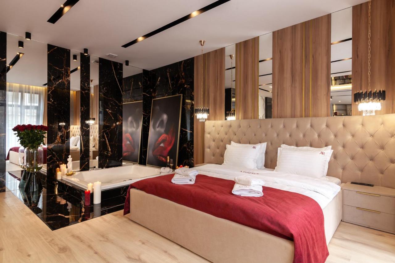 Aristo Jacuzzi Hotel Lviv Bagian luar foto