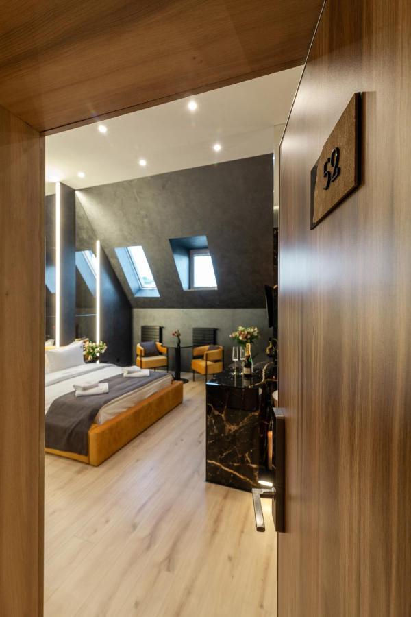 Aristo Jacuzzi Hotel Lviv Bagian luar foto