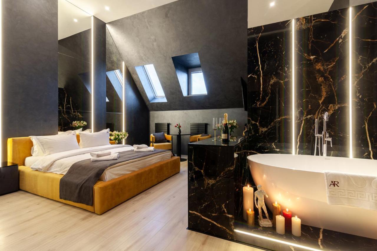 Aristo Jacuzzi Hotel Lviv Bagian luar foto