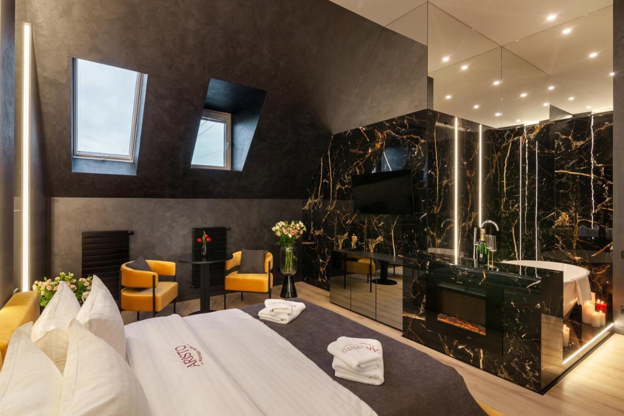 Aristo Jacuzzi Hotel Lviv Bagian luar foto