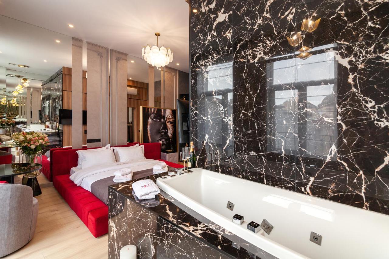 Aristo Jacuzzi Hotel Lviv Bagian luar foto