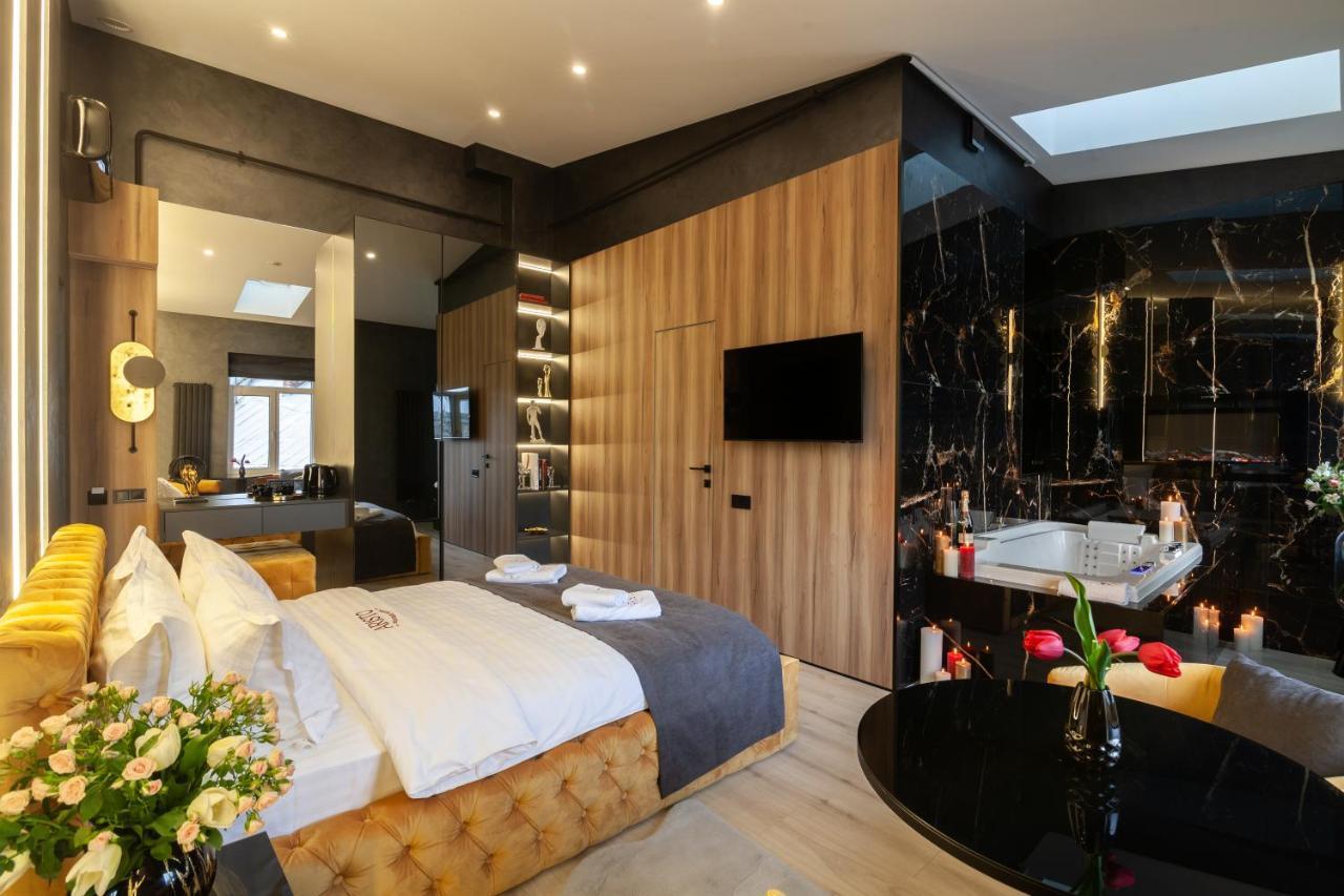 Aristo Jacuzzi Hotel Lviv Bagian luar foto