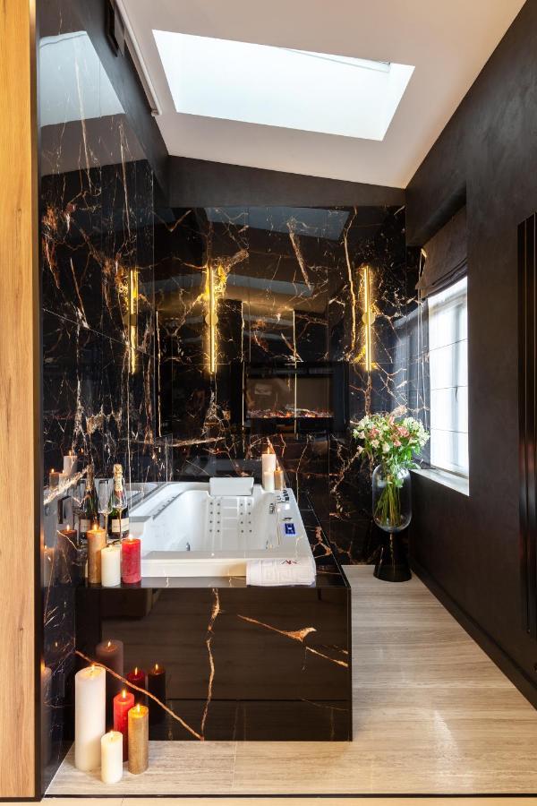 Aristo Jacuzzi Hotel Lviv Bagian luar foto
