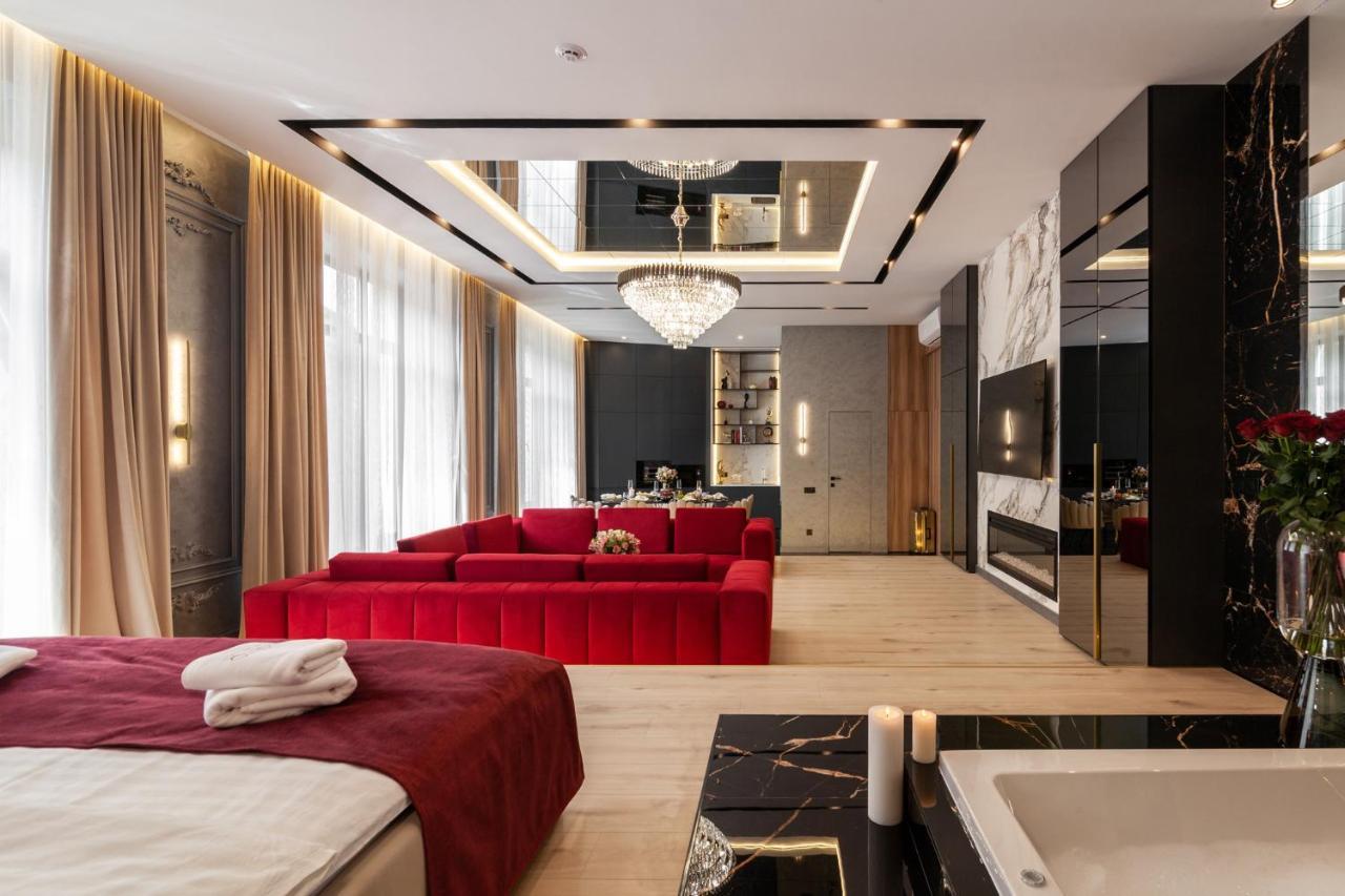Aristo Jacuzzi Hotel Lviv Bagian luar foto