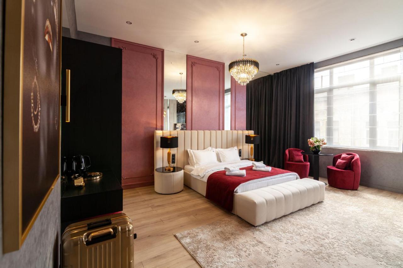 Aristo Jacuzzi Hotel Lviv Bagian luar foto