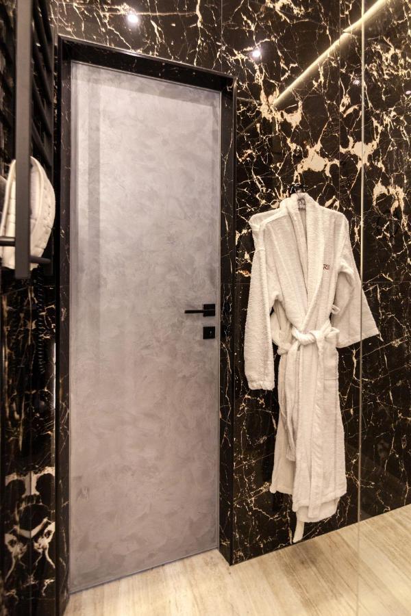 Aristo Jacuzzi Hotel Lviv Bagian luar foto