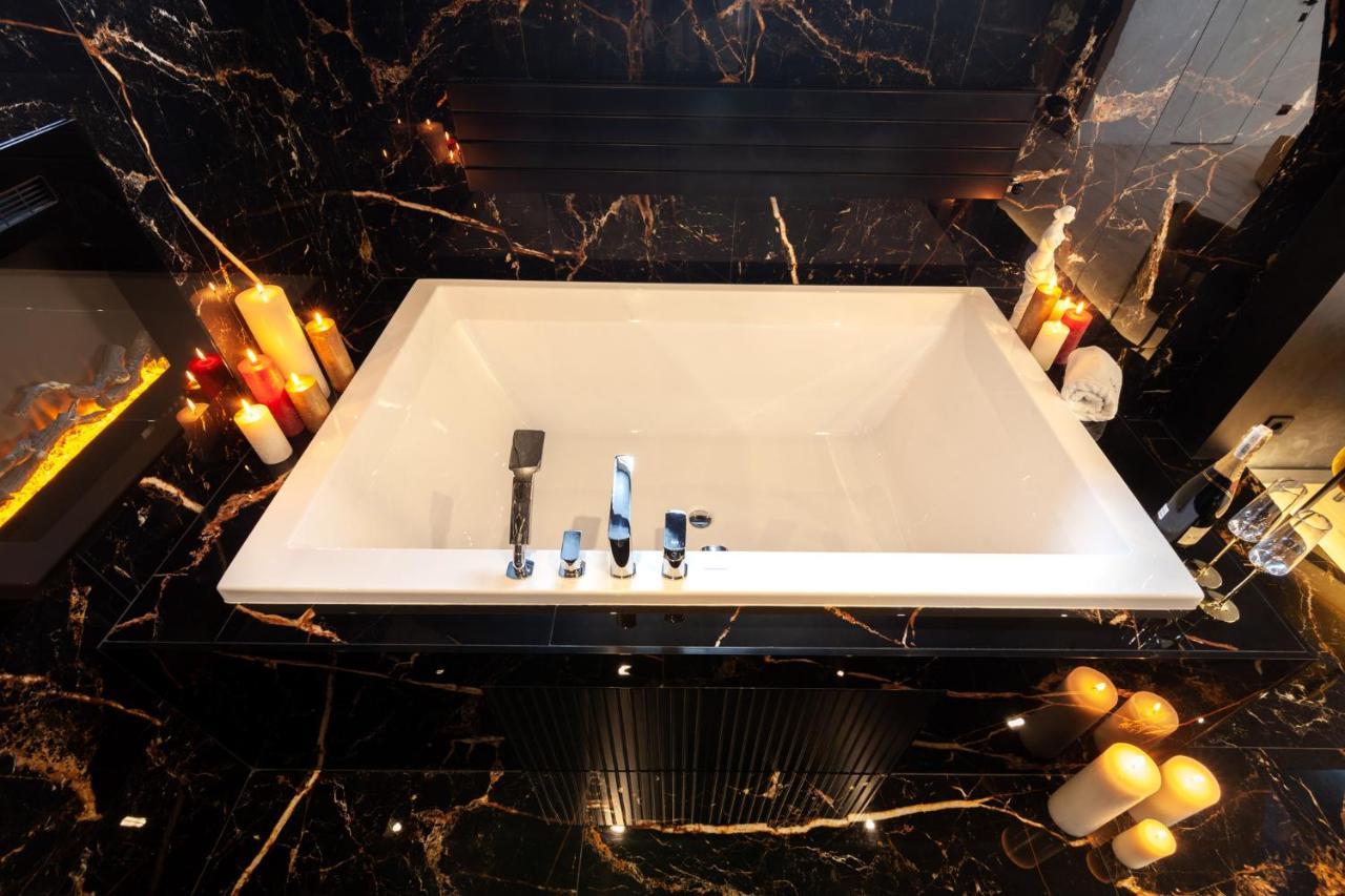 Aristo Jacuzzi Hotel Lviv Bagian luar foto