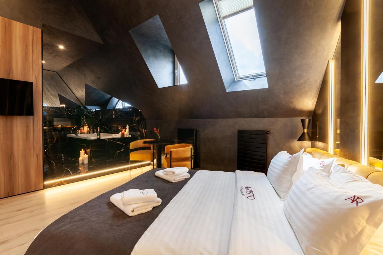 Aristo Jacuzzi Hotel Lviv Bagian luar foto
