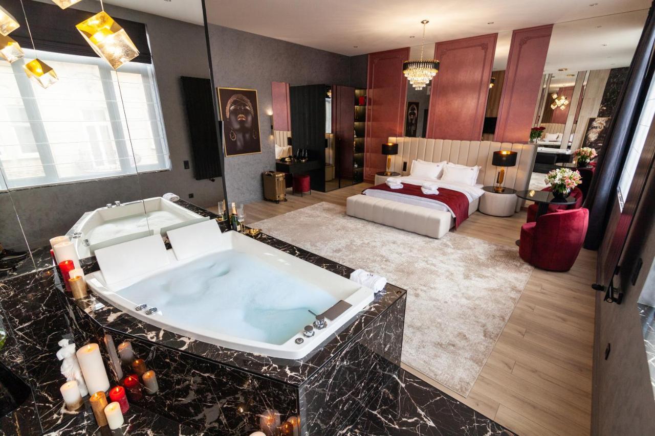 Aristo Jacuzzi Hotel Lviv Bagian luar foto