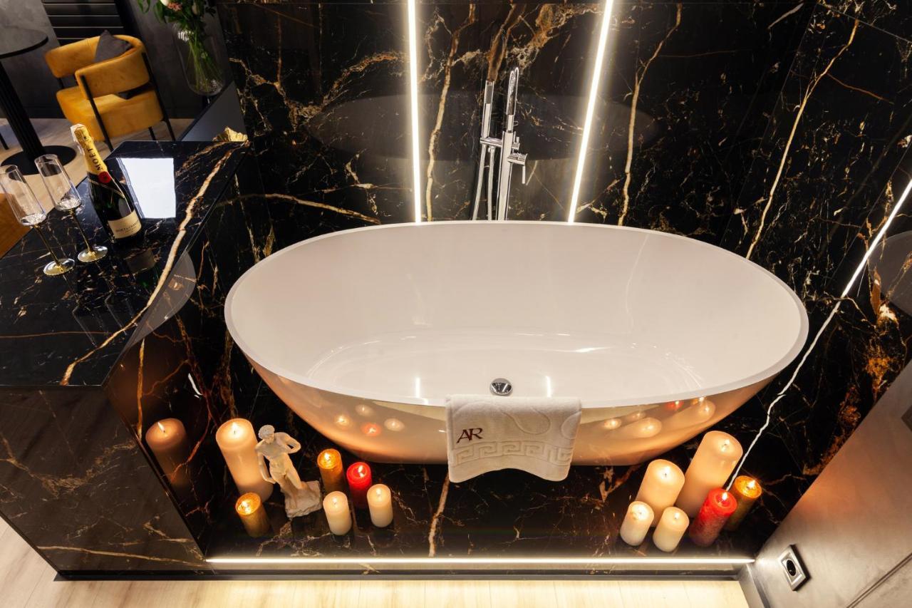 Aristo Jacuzzi Hotel Lviv Bagian luar foto