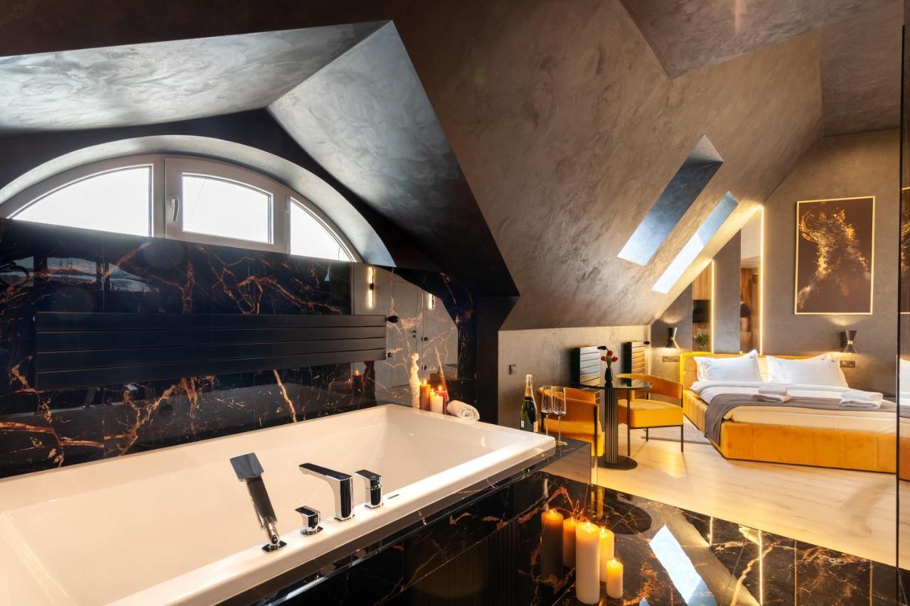 Aristo Jacuzzi Hotel Lviv Bagian luar foto