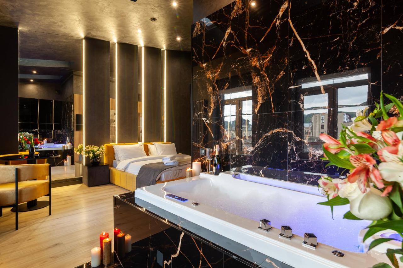 Aristo Jacuzzi Hotel Lviv Bagian luar foto