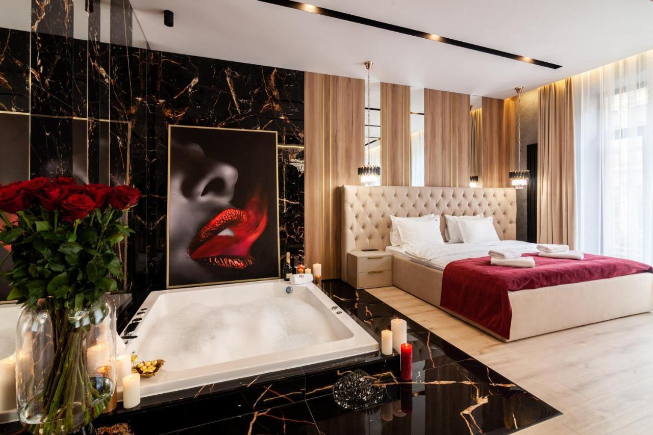 Aristo Jacuzzi Hotel Lviv Bagian luar foto
