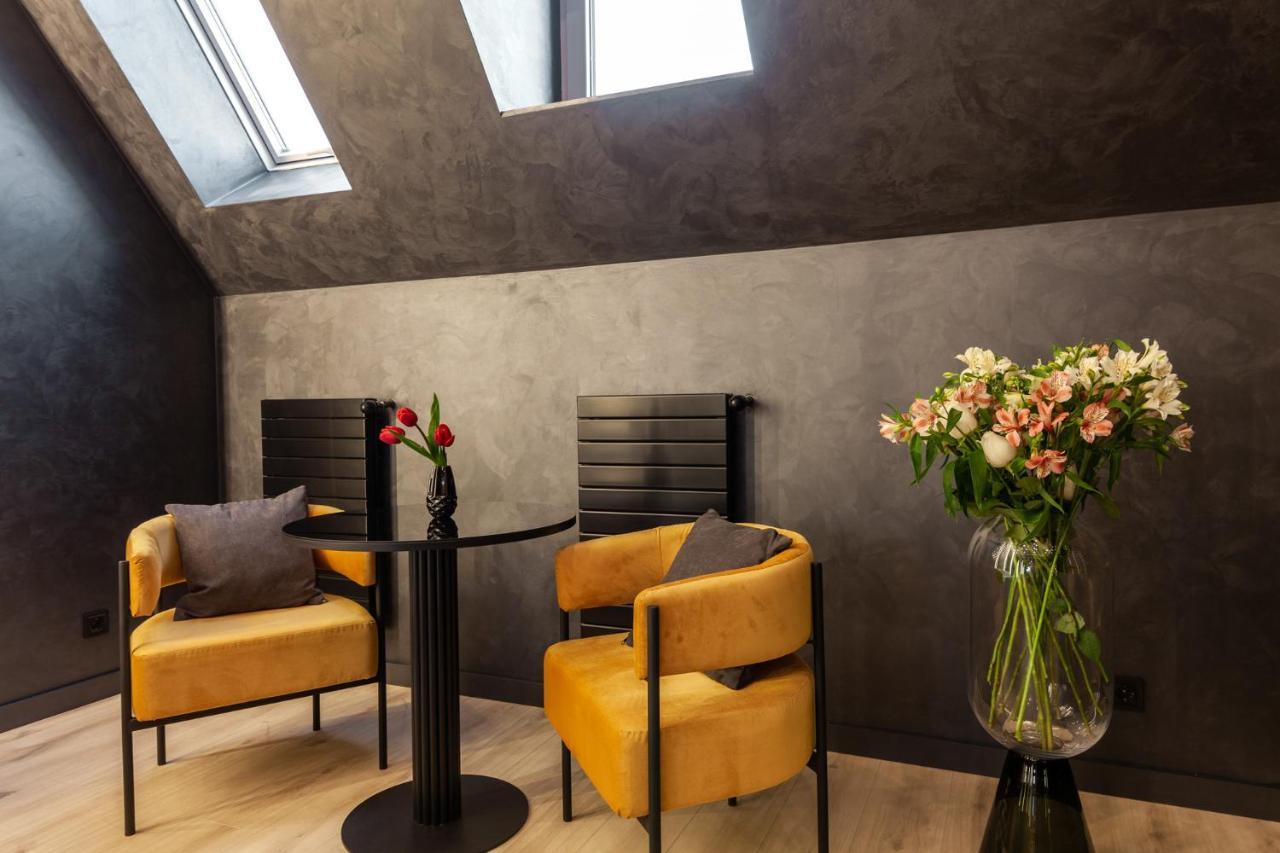 Aristo Jacuzzi Hotel Lviv Bagian luar foto