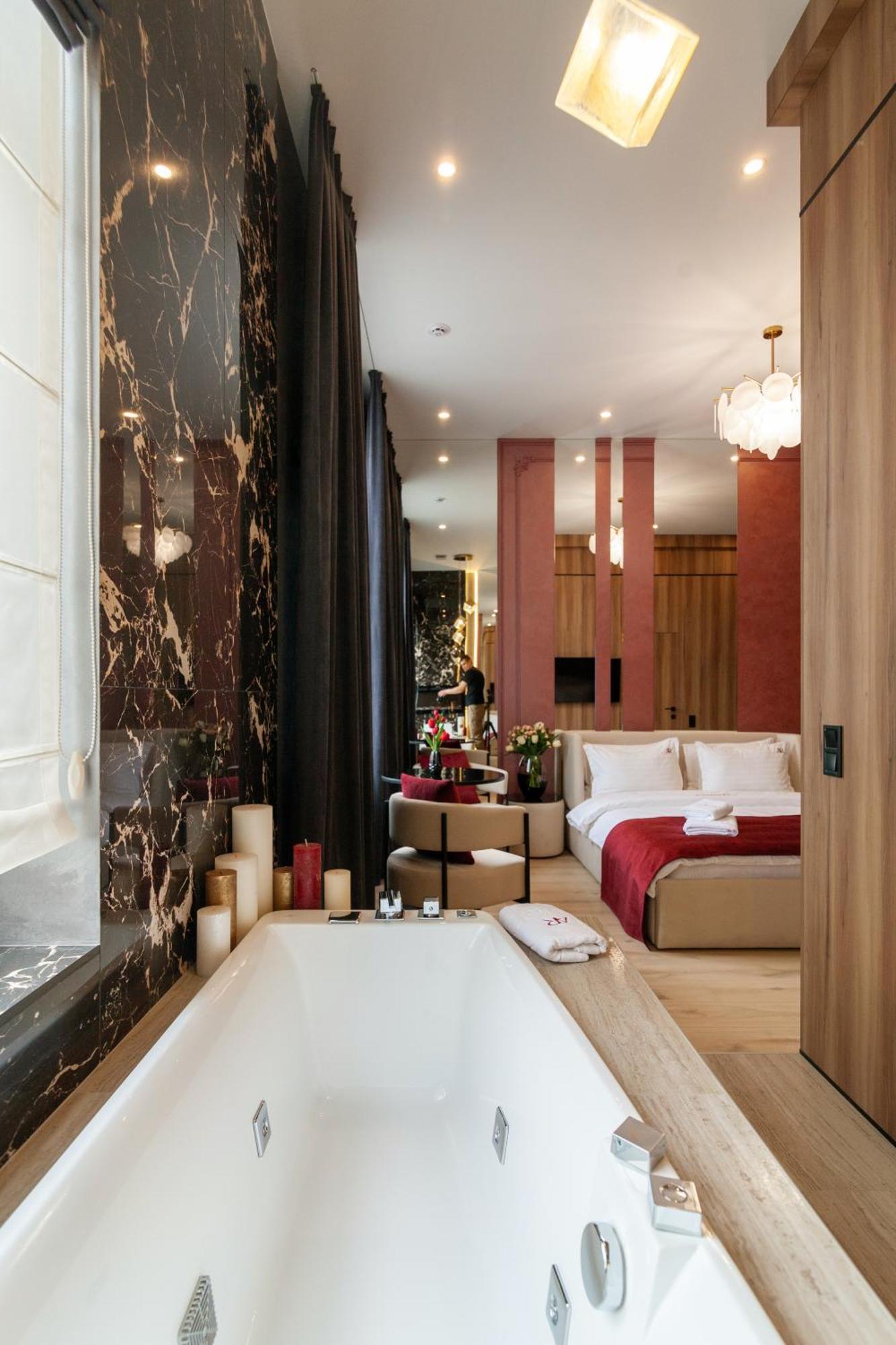 Aristo Jacuzzi Hotel Lviv Bagian luar foto