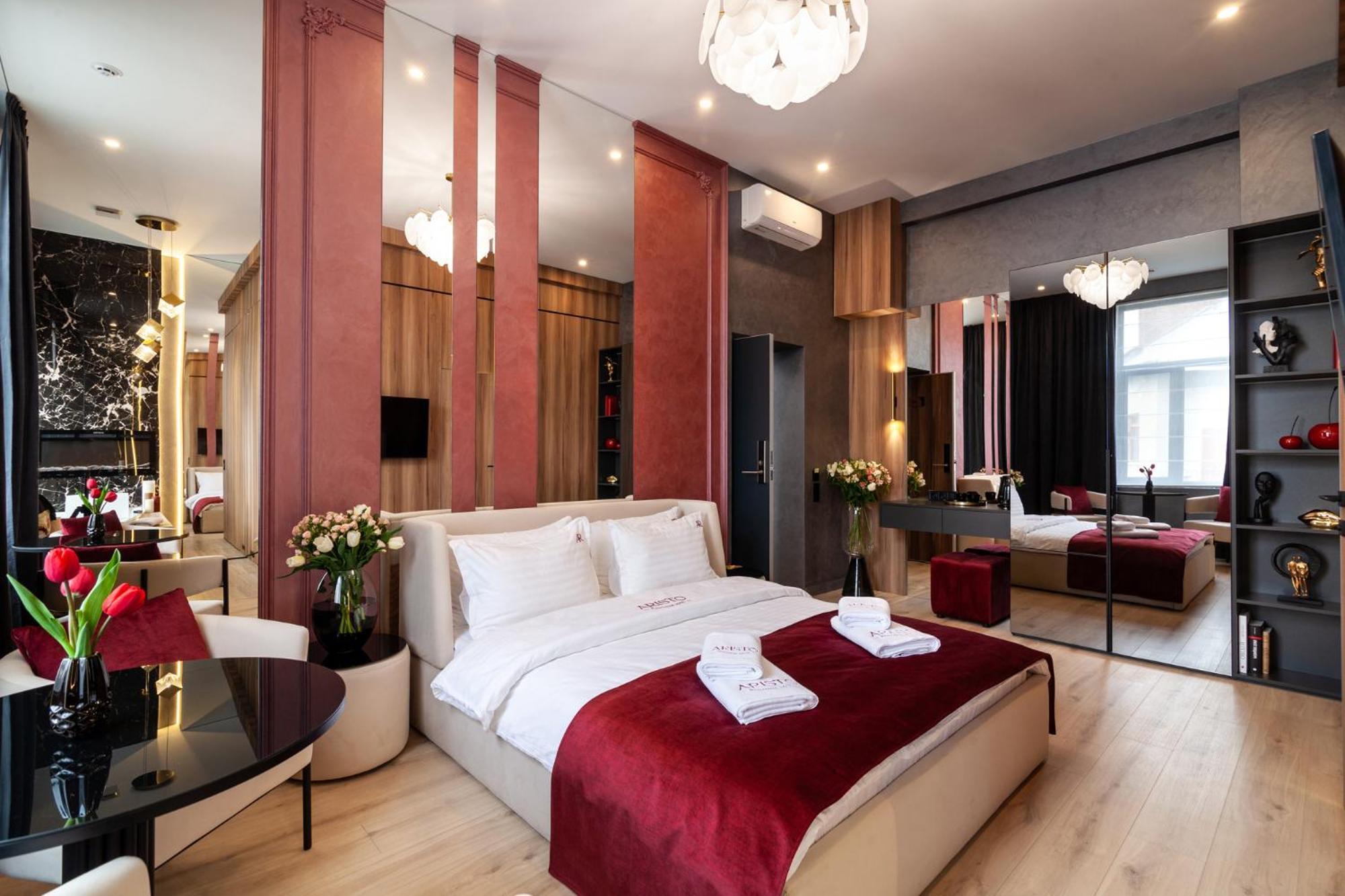 Aristo Jacuzzi Hotel Lviv Bagian luar foto