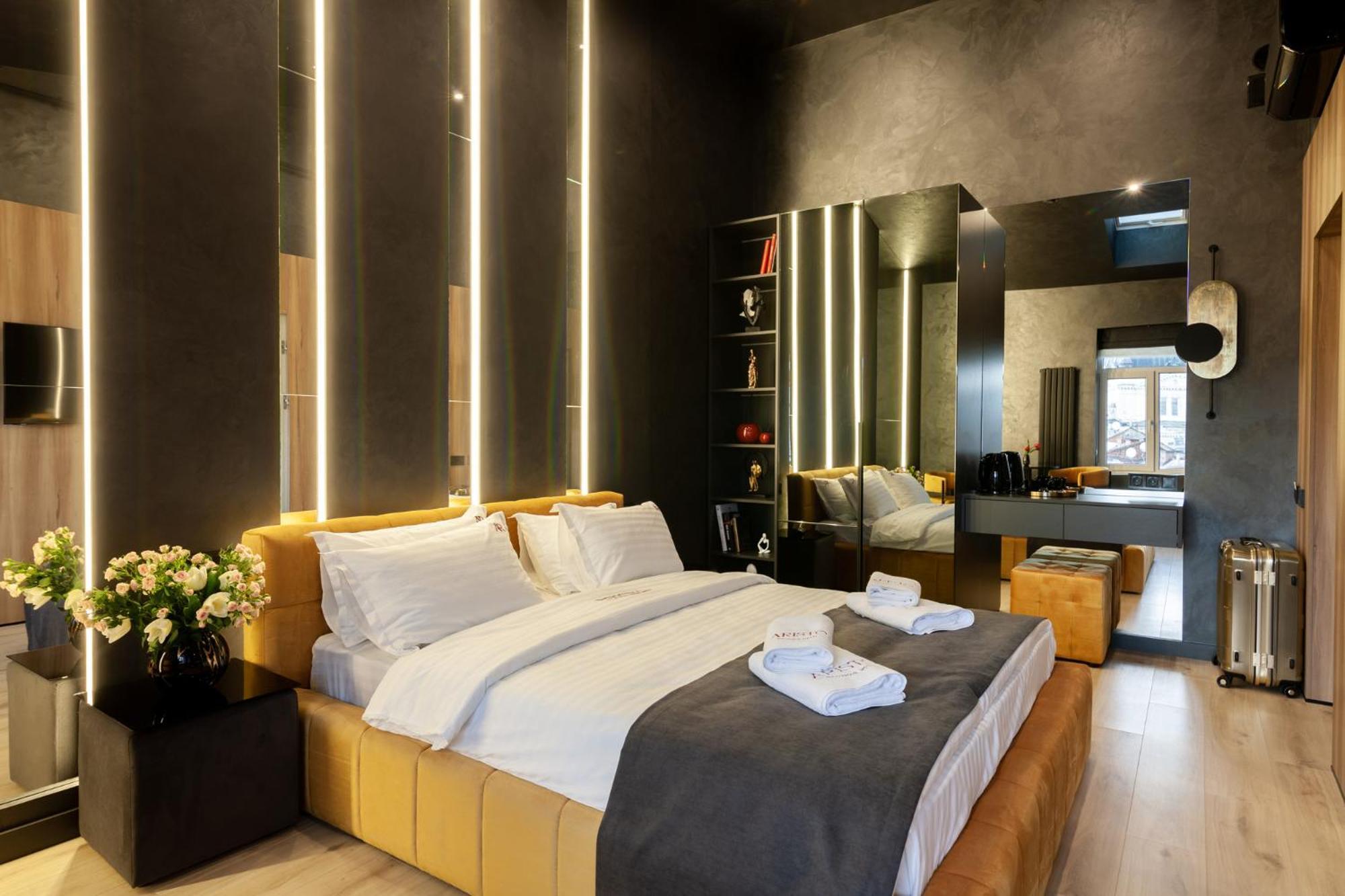 Aristo Jacuzzi Hotel Lviv Bagian luar foto