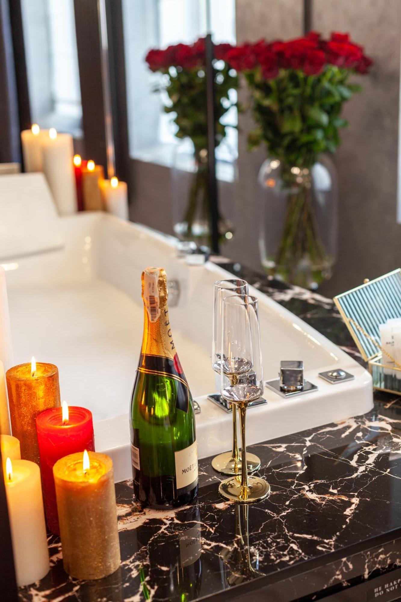 Aristo Jacuzzi Hotel Lviv Bagian luar foto