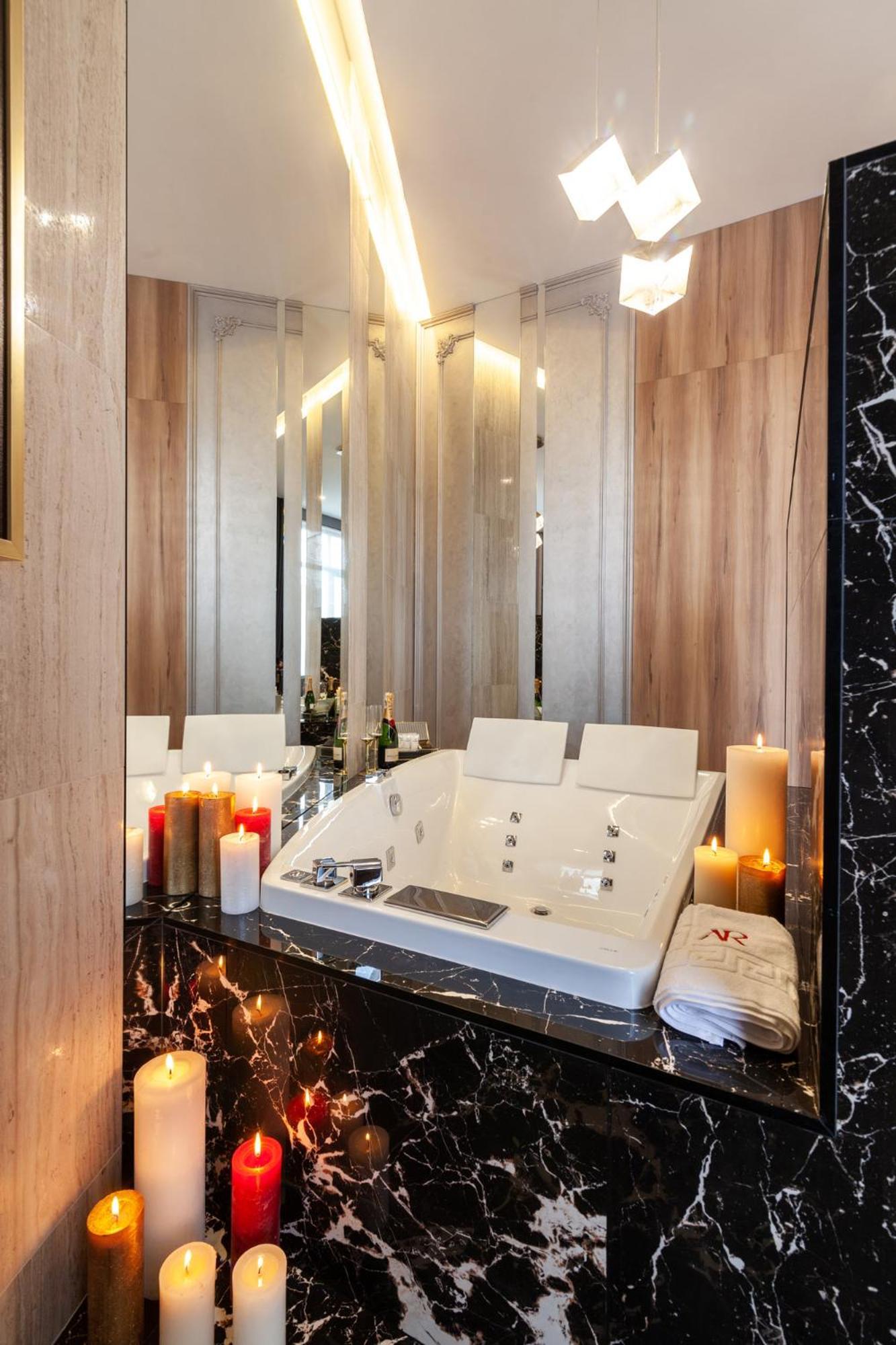 Aristo Jacuzzi Hotel Lviv Bagian luar foto