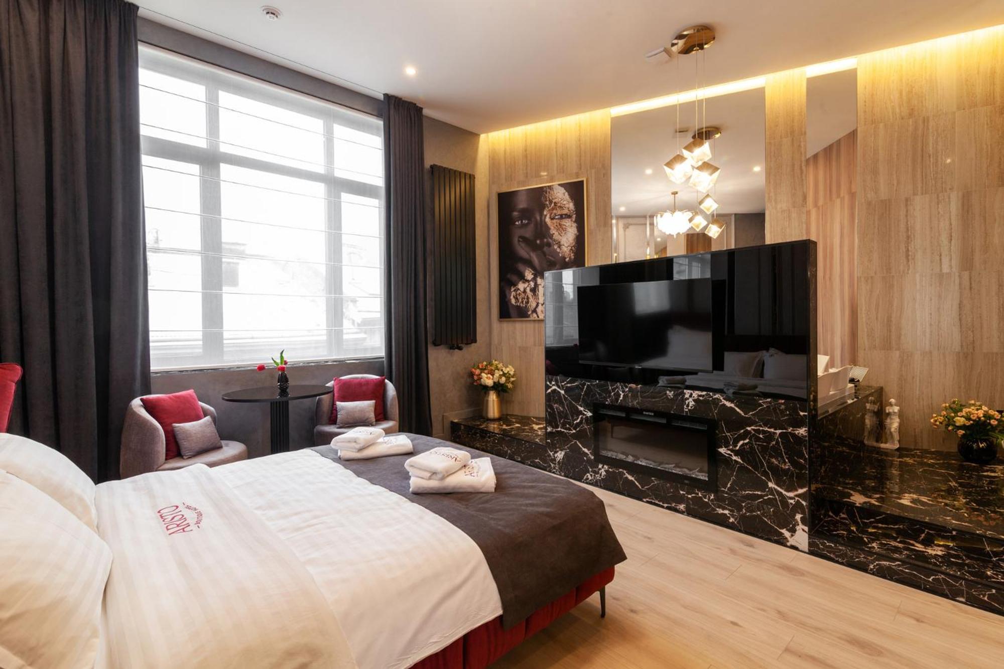Aristo Jacuzzi Hotel Lviv Bagian luar foto