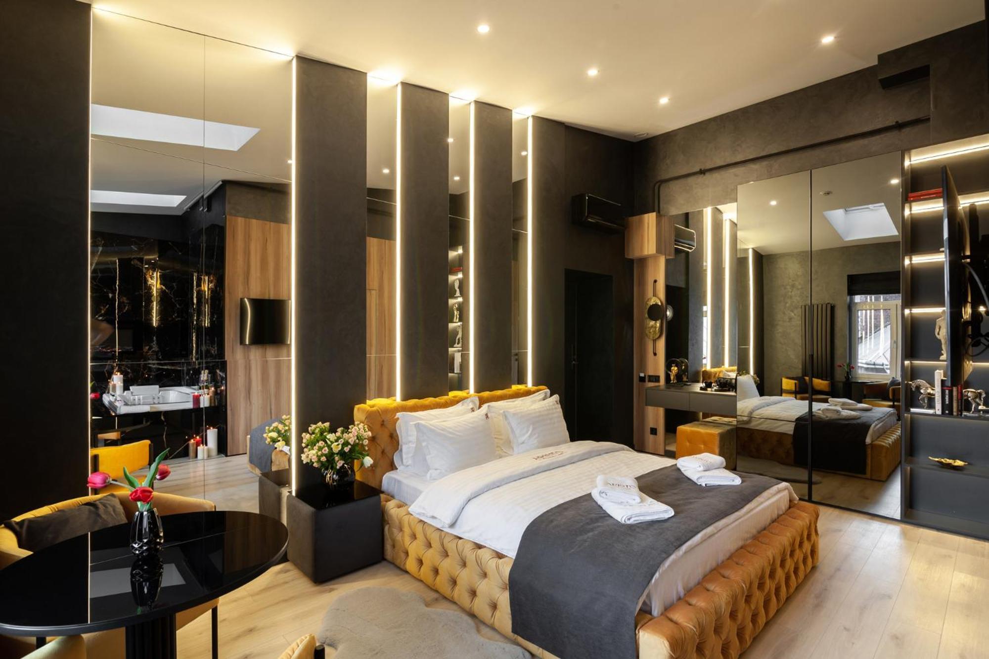Aristo Jacuzzi Hotel Lviv Bagian luar foto
