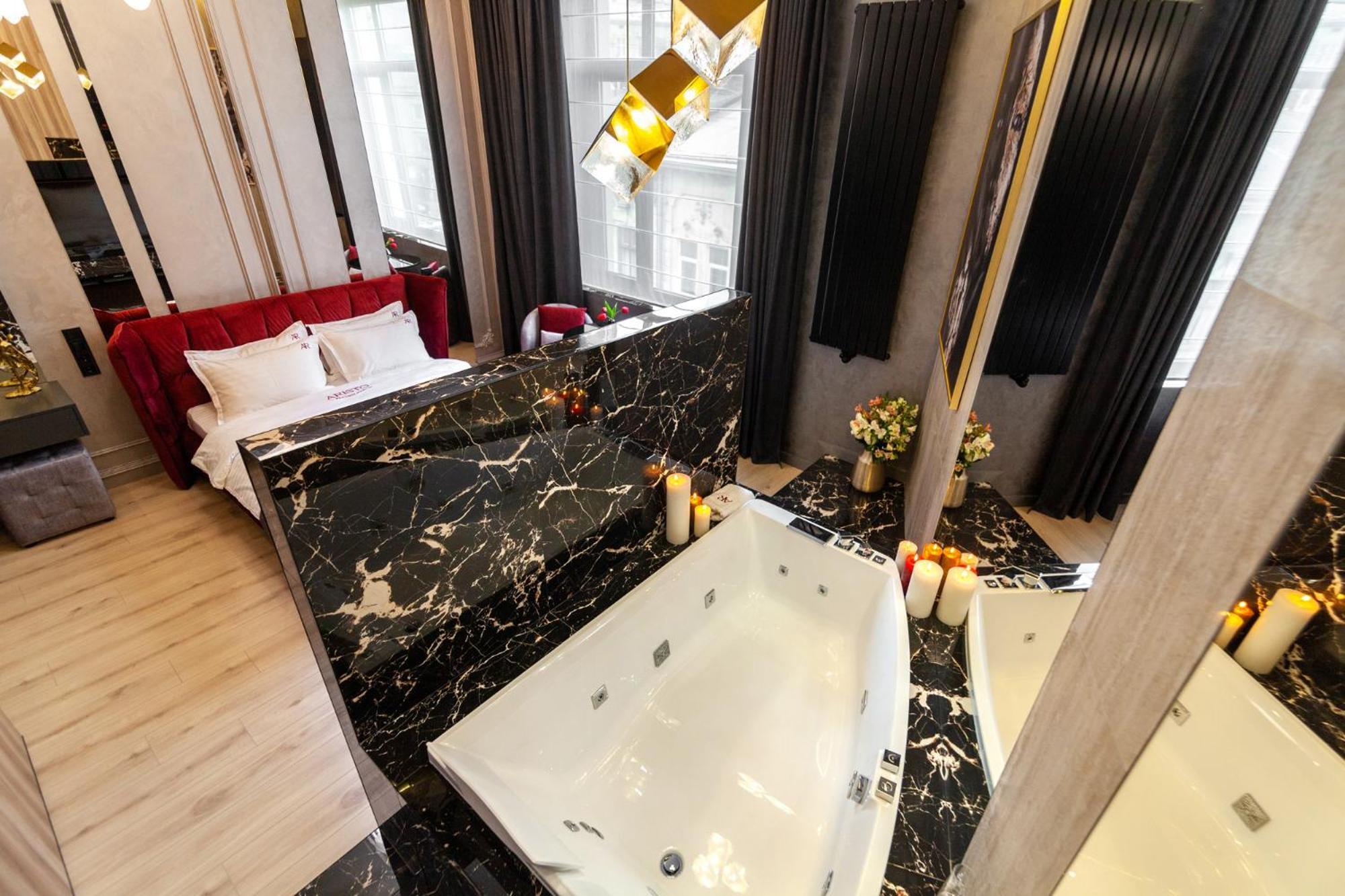 Aristo Jacuzzi Hotel Lviv Bagian luar foto