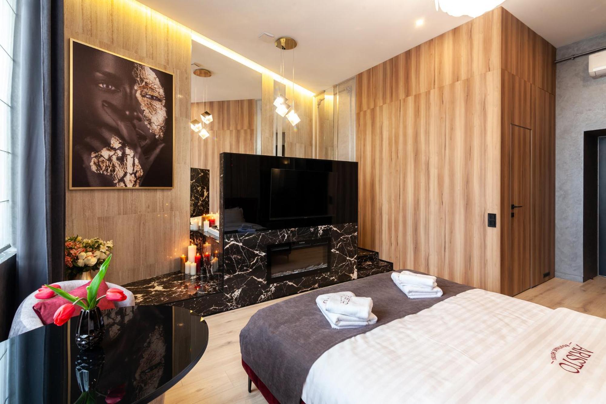 Aristo Jacuzzi Hotel Lviv Bagian luar foto