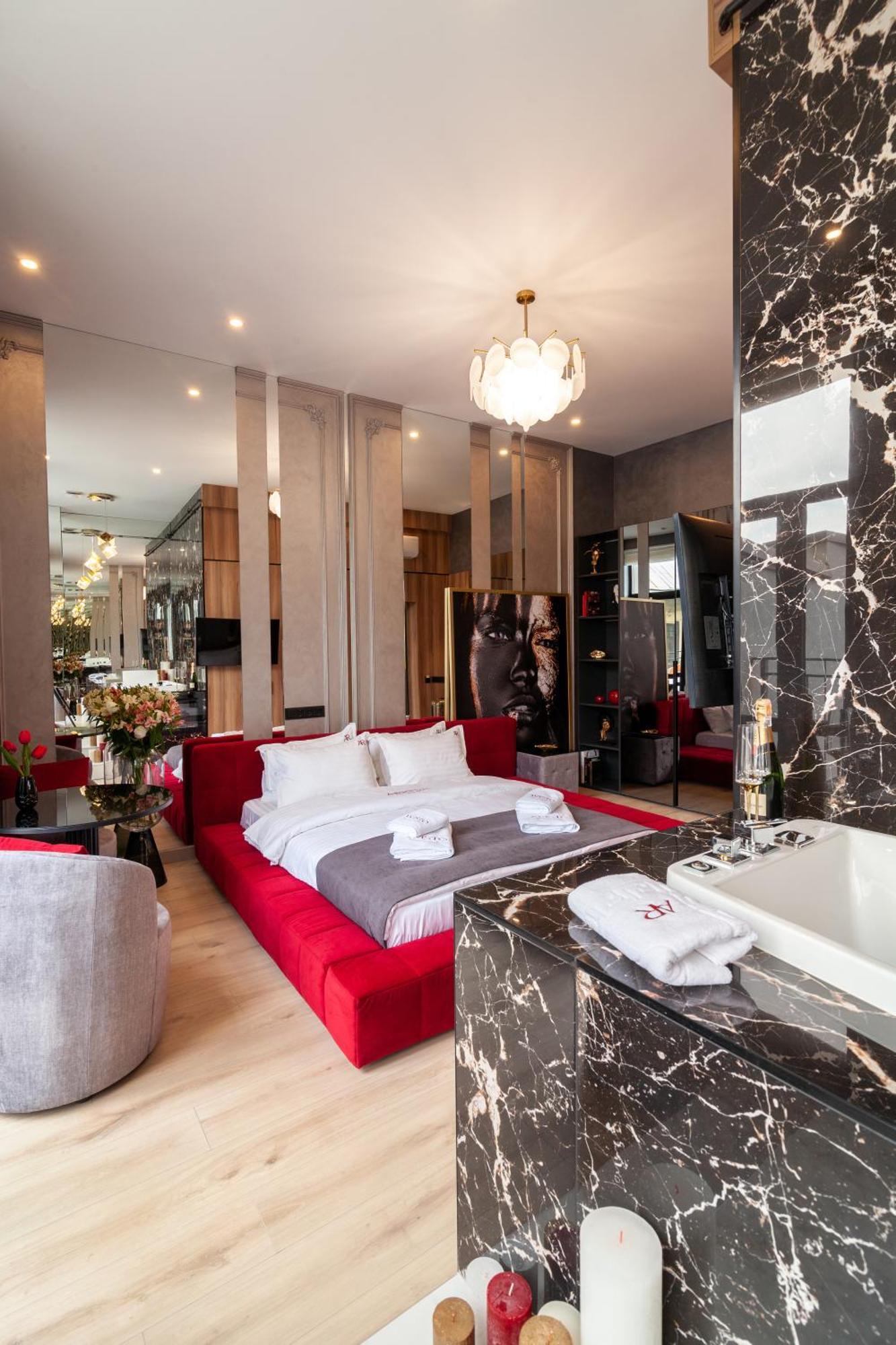 Aristo Jacuzzi Hotel Lviv Bagian luar foto