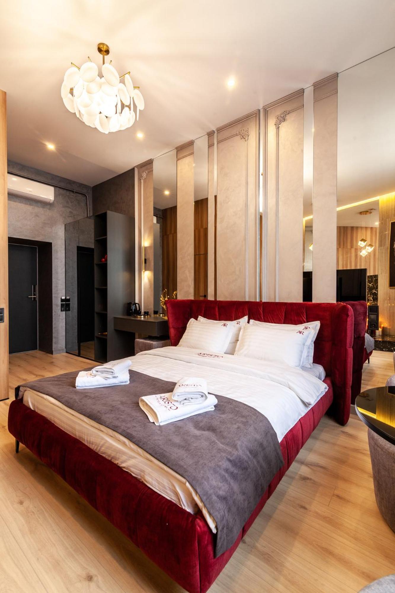 Aristo Jacuzzi Hotel Lviv Bagian luar foto