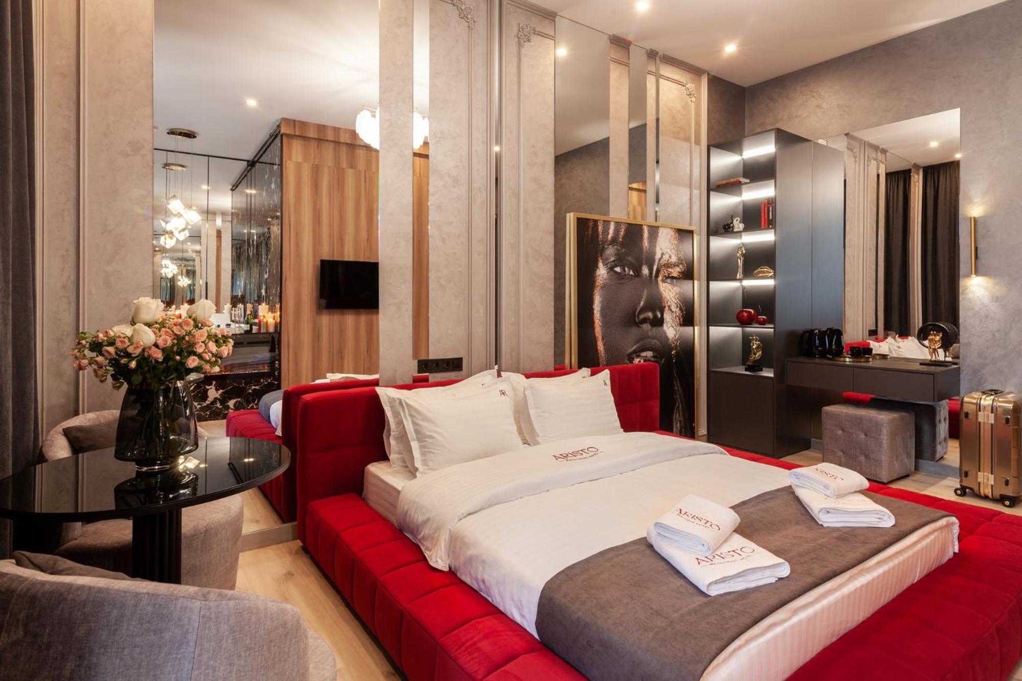 Aristo Jacuzzi Hotel Lviv Bagian luar foto