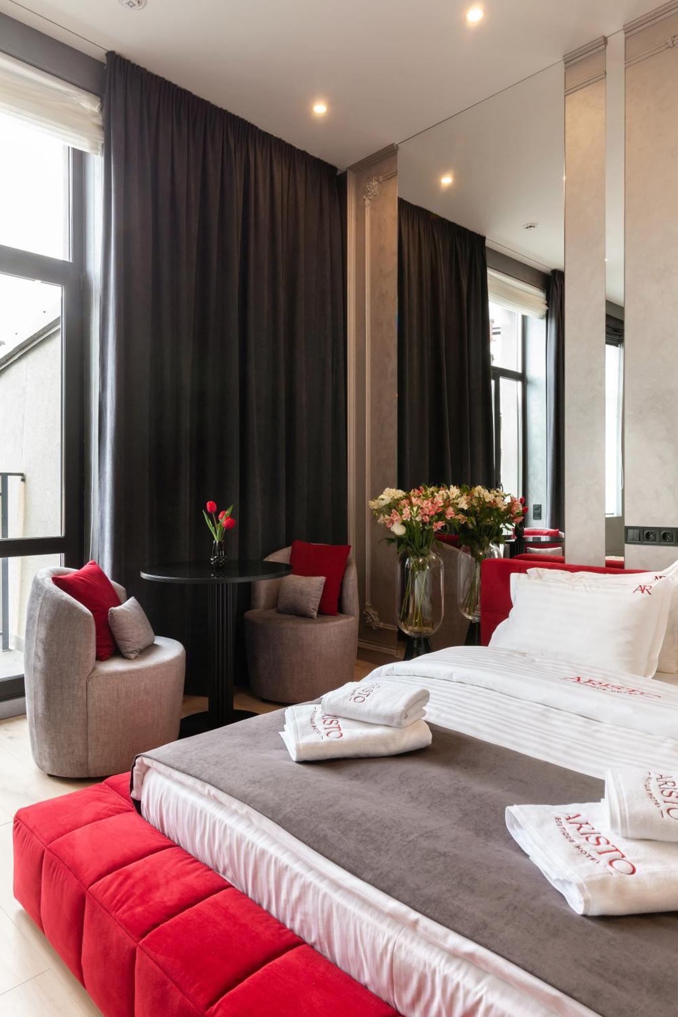 Aristo Jacuzzi Hotel Lviv Bagian luar foto