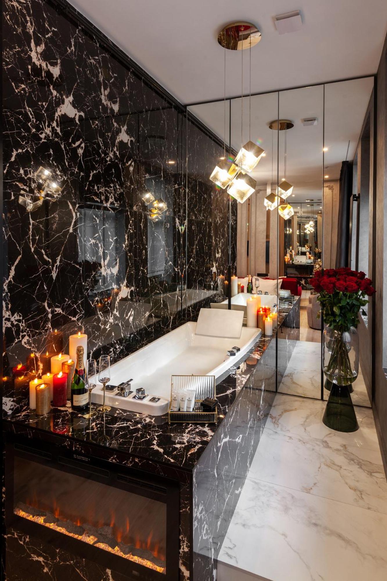 Aristo Jacuzzi Hotel Lviv Bagian luar foto