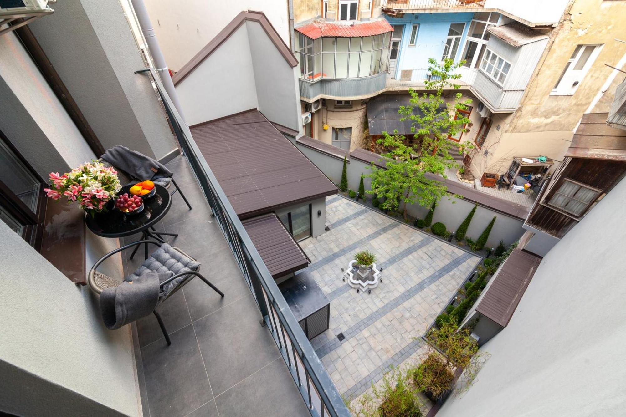 Aristo Jacuzzi Hotel Lviv Bagian luar foto