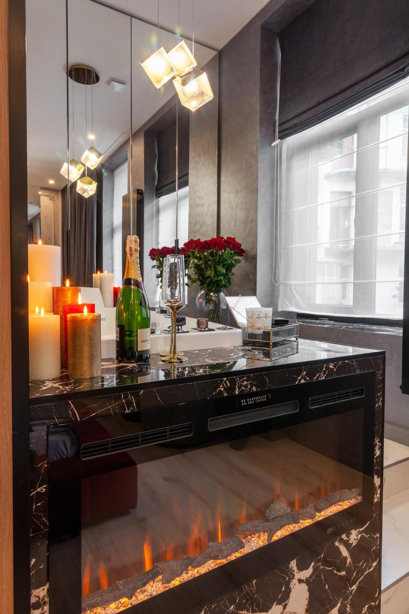 Aristo Jacuzzi Hotel Lviv Bagian luar foto