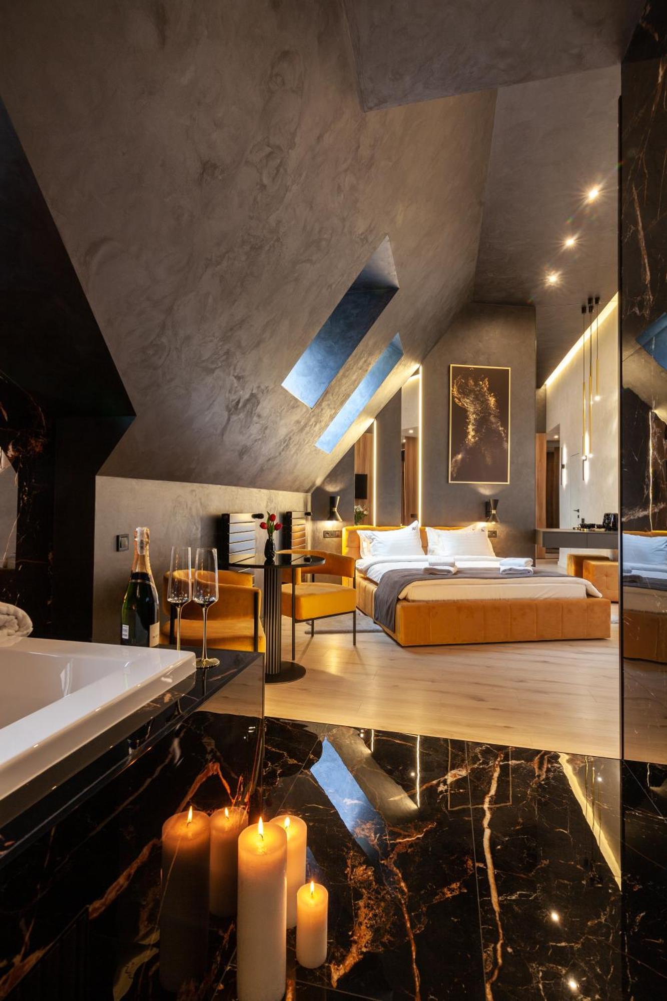 Aristo Jacuzzi Hotel Lviv Bagian luar foto