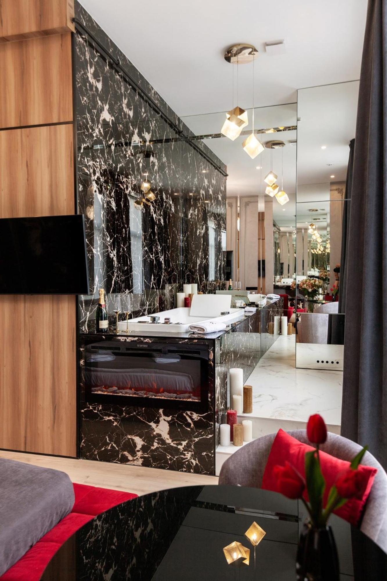 Aristo Jacuzzi Hotel Lviv Bagian luar foto