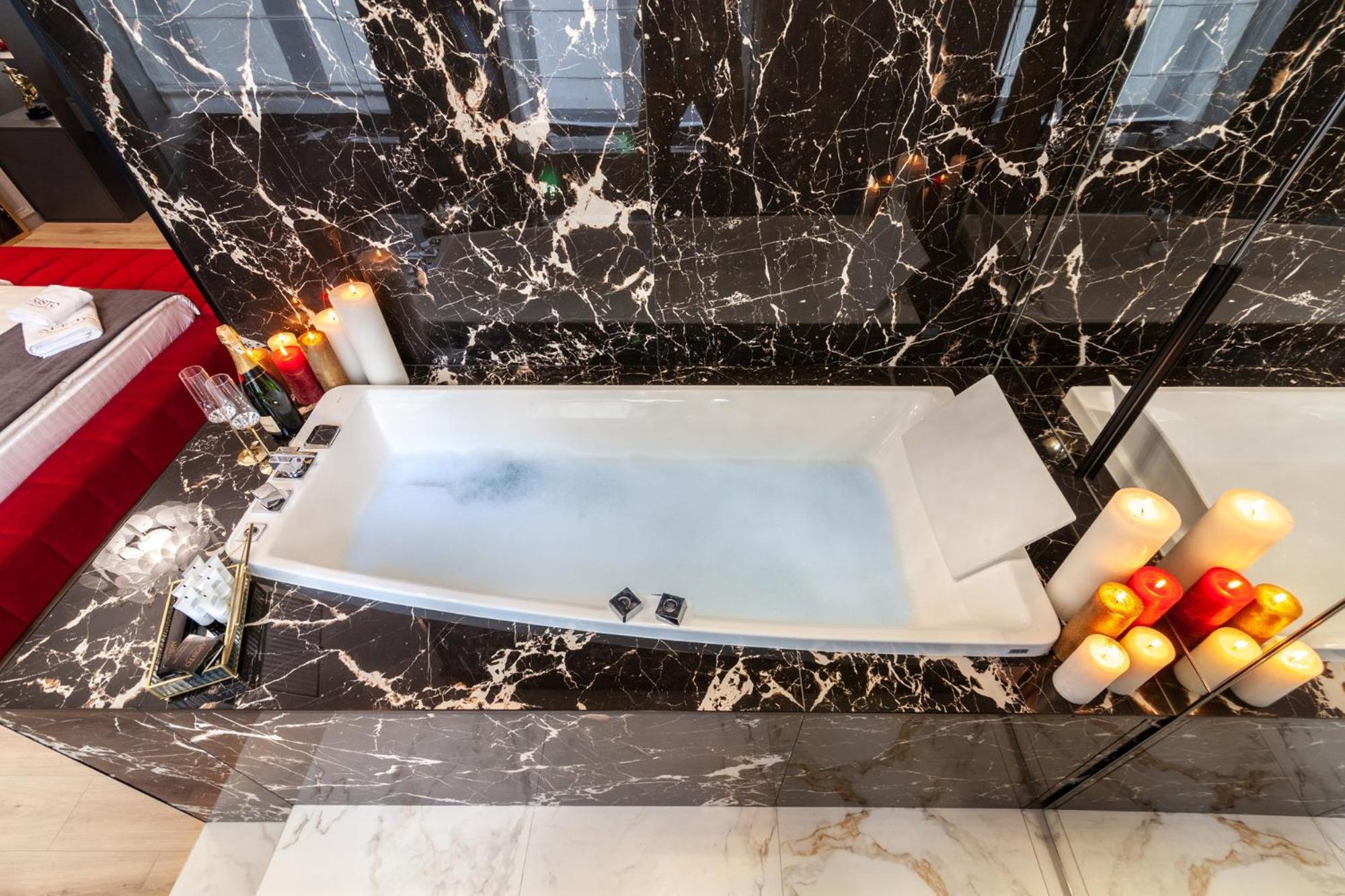Aristo Jacuzzi Hotel Lviv Bagian luar foto