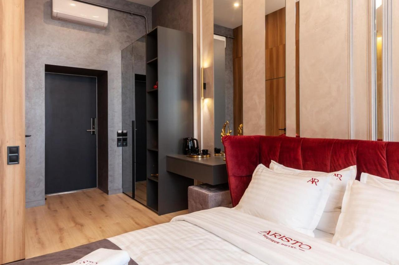 Aristo Jacuzzi Hotel Lviv Bagian luar foto