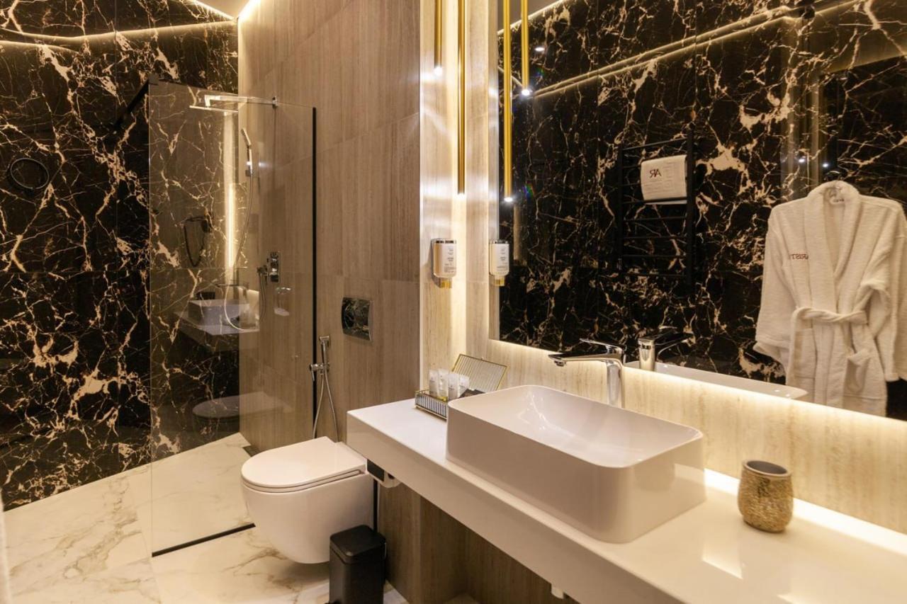 Aristo Jacuzzi Hotel Lviv Bagian luar foto