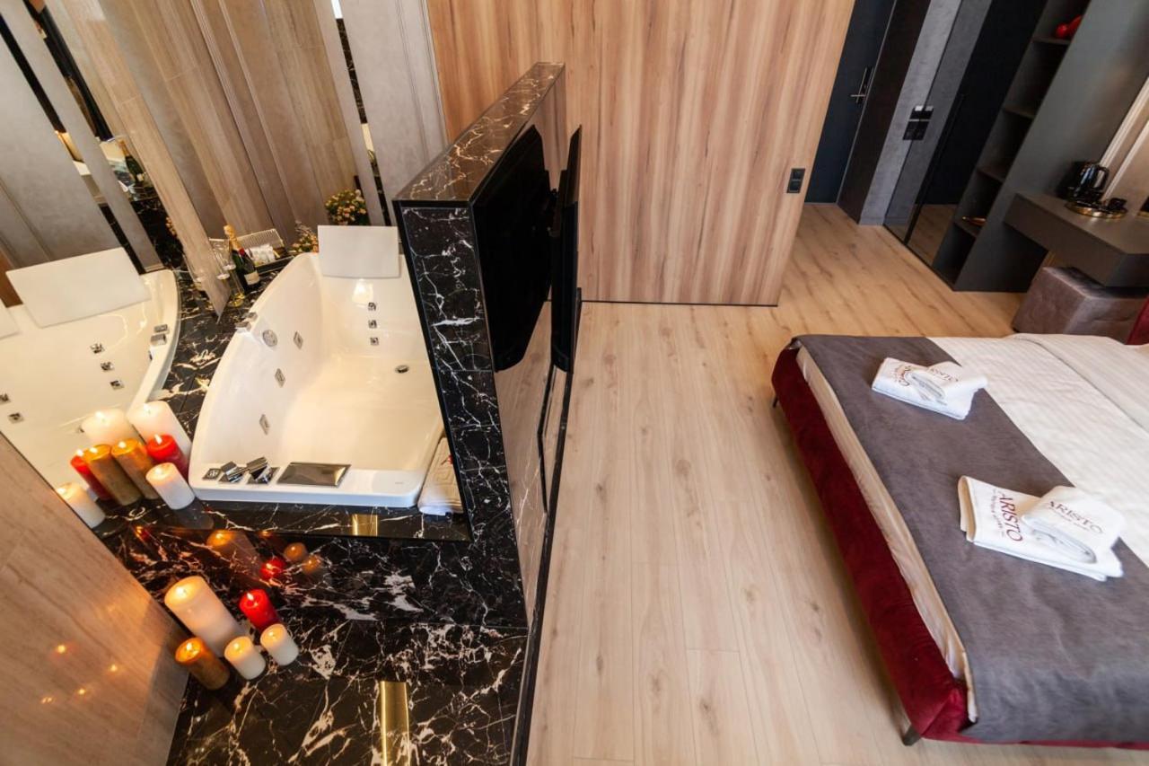 Aristo Jacuzzi Hotel Lviv Bagian luar foto